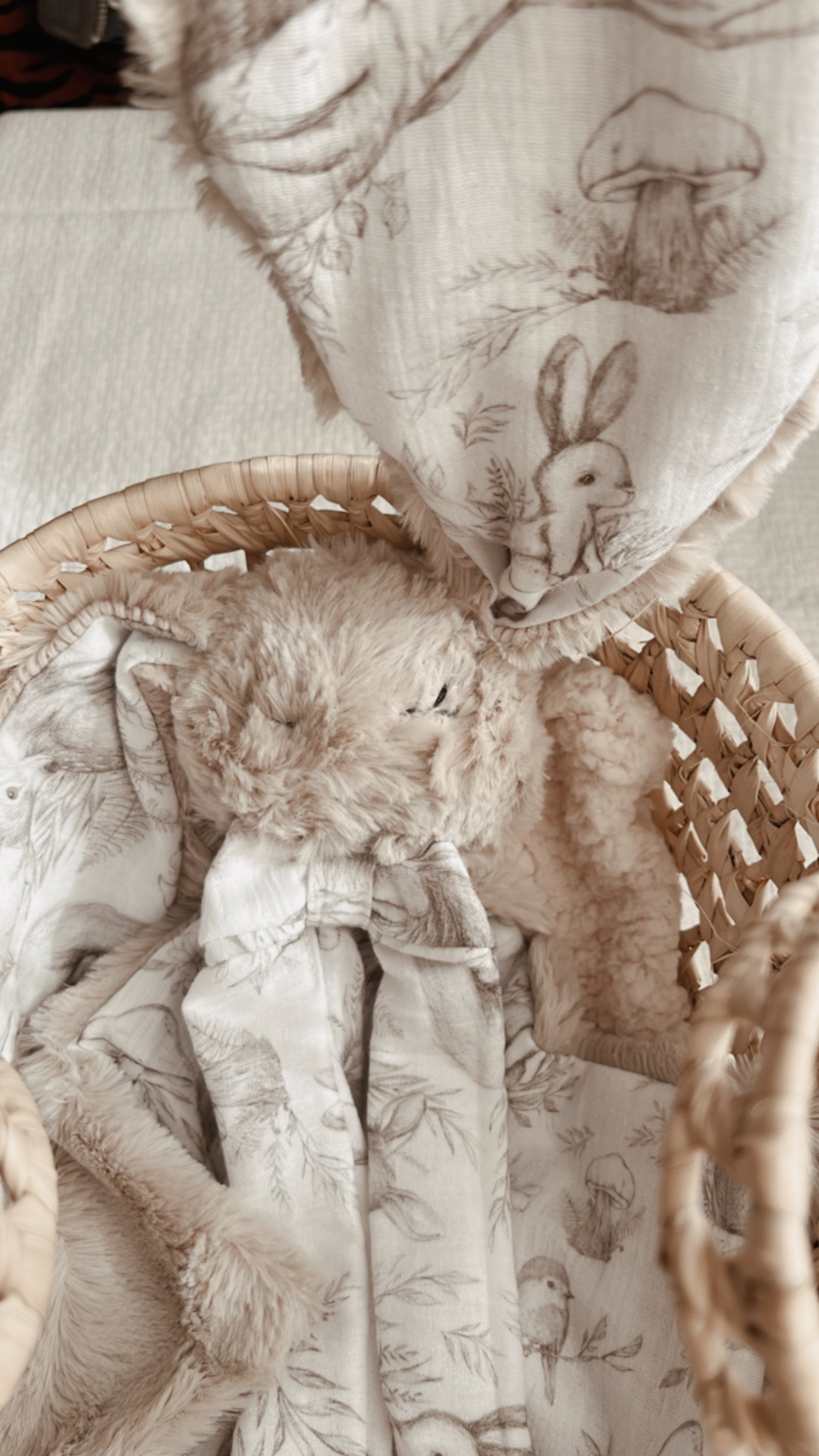 Doudou lapin lange / doudou couverture en fausse fourrure Taupe et en double gaze de coton Bio Animaux de la forêt - L atelier Oz et fee